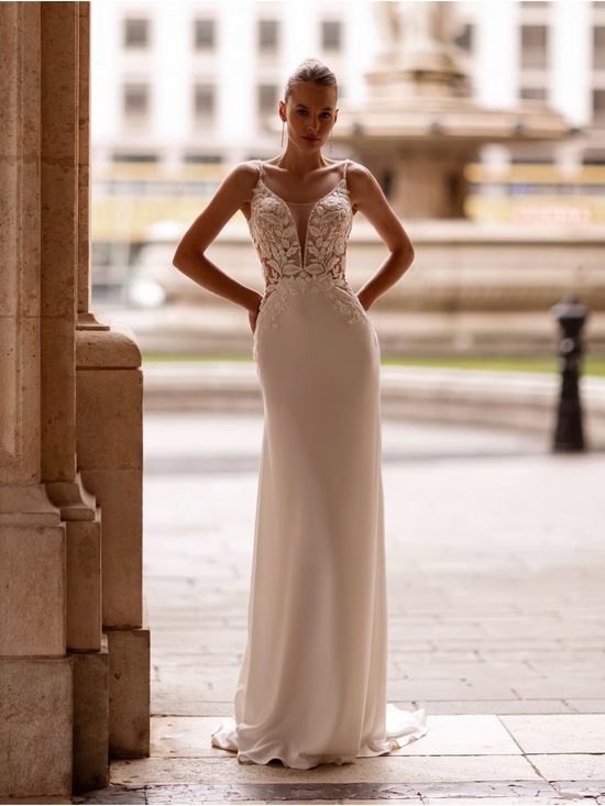 Dresses & Skirts - NWT Elegant Ivory Lace Bodice V-Neck Wedding Dress-Never Worn
